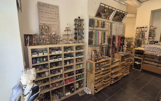 Široký sortiment dřevěných korálků, kamenů a komponentů