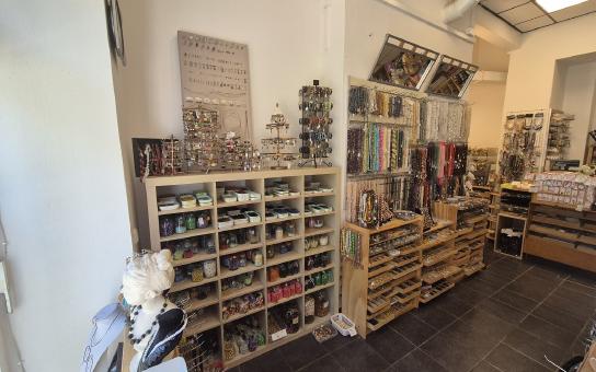 Široký sortiment dřevěných korálků, kamenů a komponentů