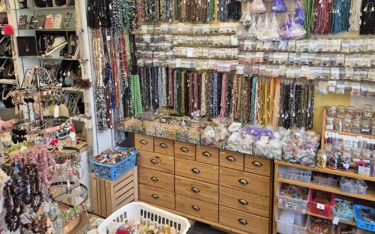 Polodrahokamy a kameny na šňůrách