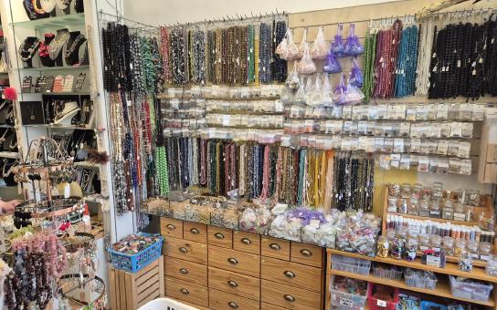 Polodrahokamy a kameny na šňůrách