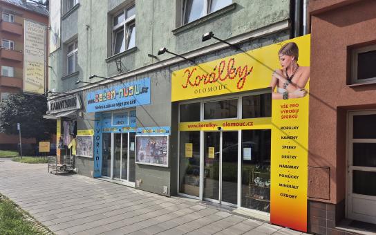 Pohled na prodejnu z Masarykovy třídy směrem k hlavnímu vlakovému nádraží.