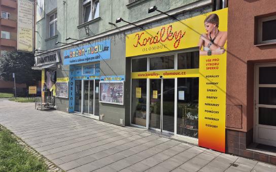 Pohled na prodejnu z Masarykovy třídy směrem k hlavnímu vlakovému nádraží.