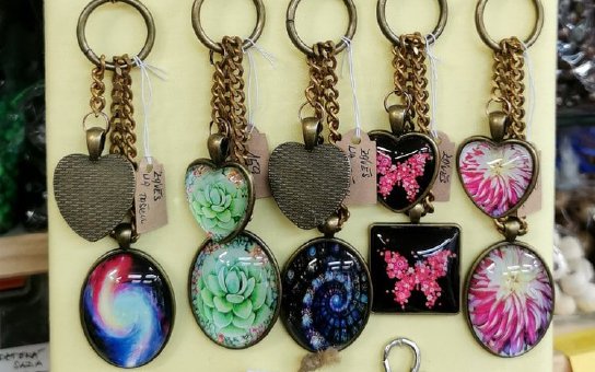 Přívěsky s kabošonem