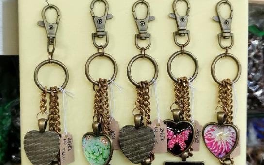 Přívěsky s kabošonem